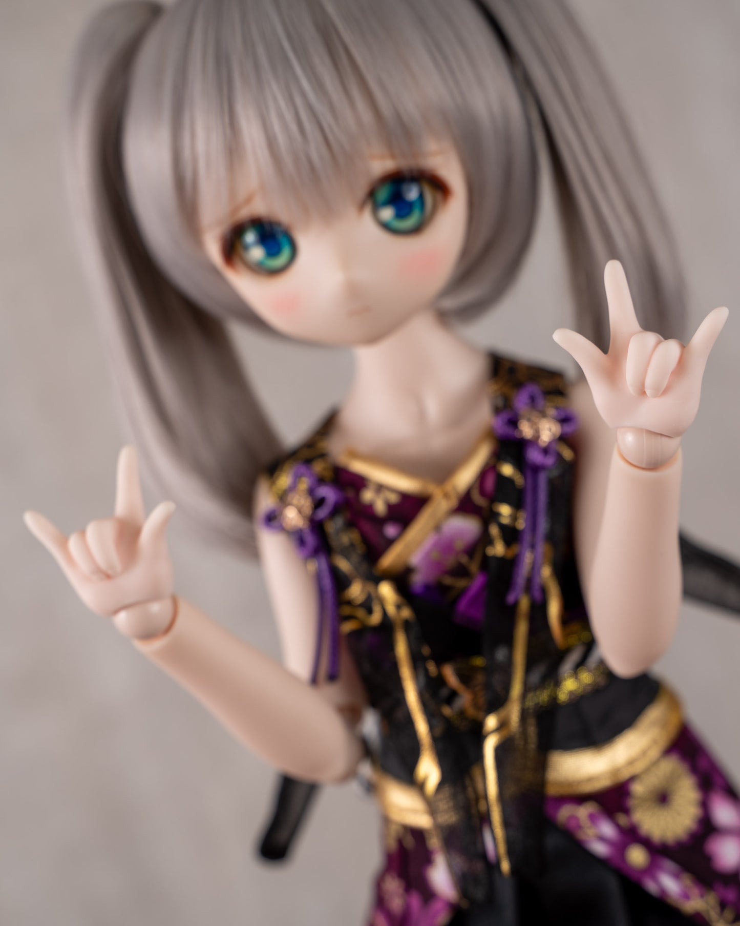 MDD Semi-White Hands - Idol