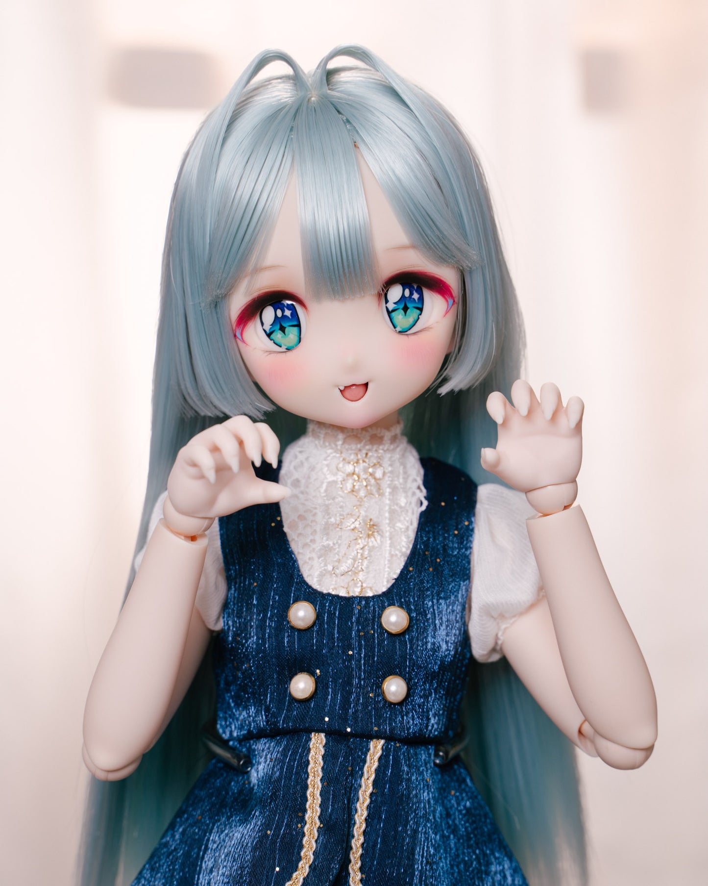 MDD Semi-White Hands - Scratching Long Nails