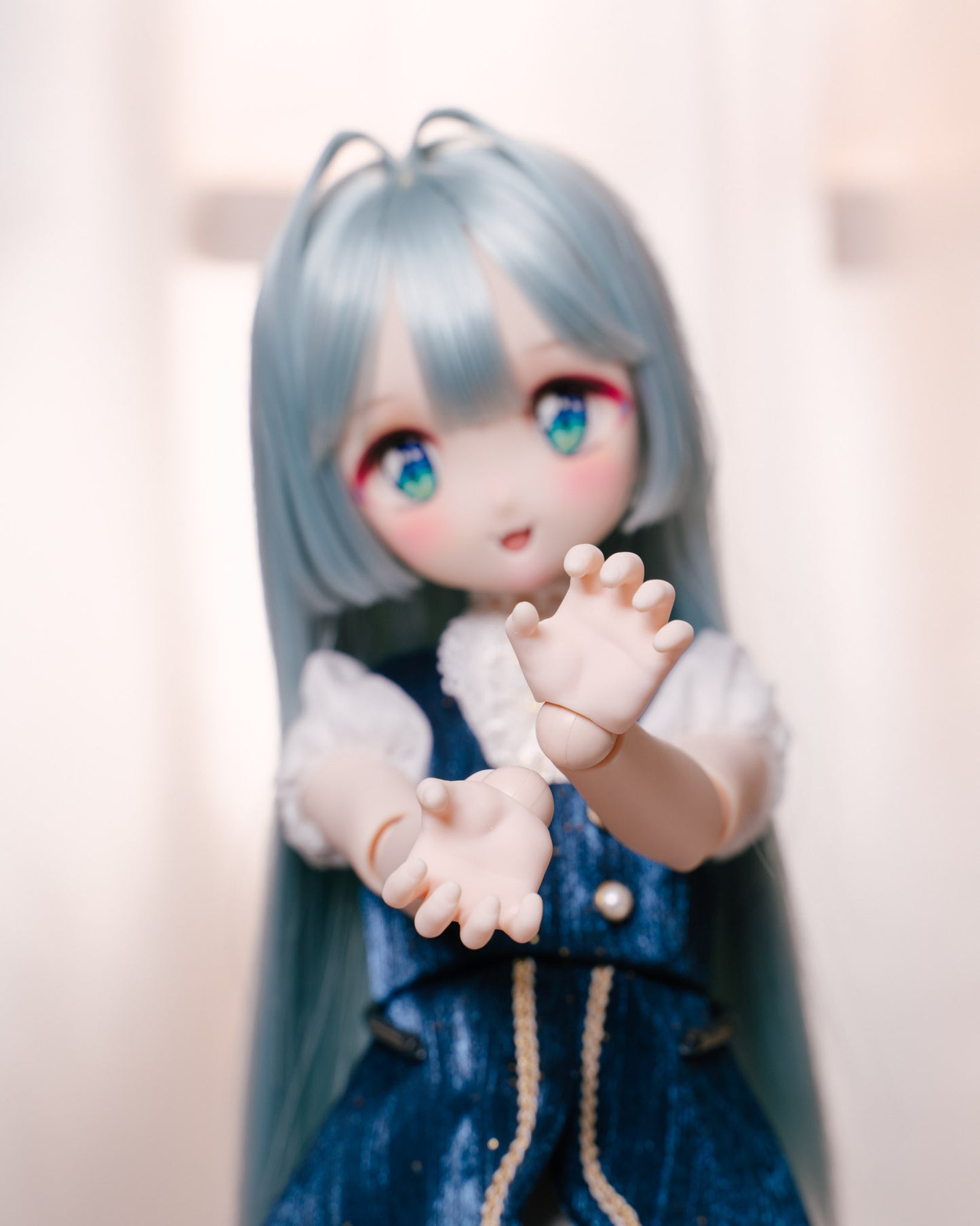 MDD Semi-White Hands - Scratching