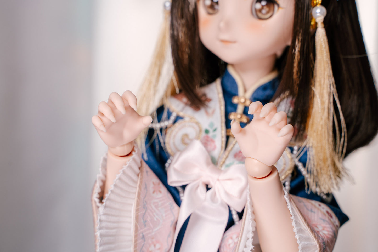 MDD Flesh Hands - Scratching Long Nails