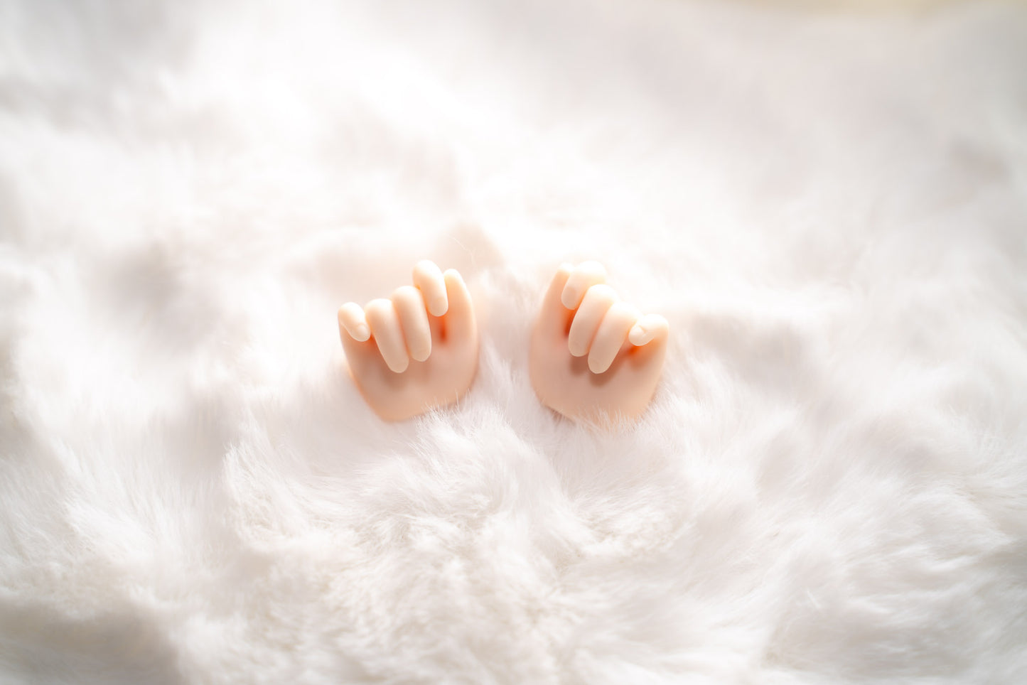 MDD Semi-White Hands - Shy