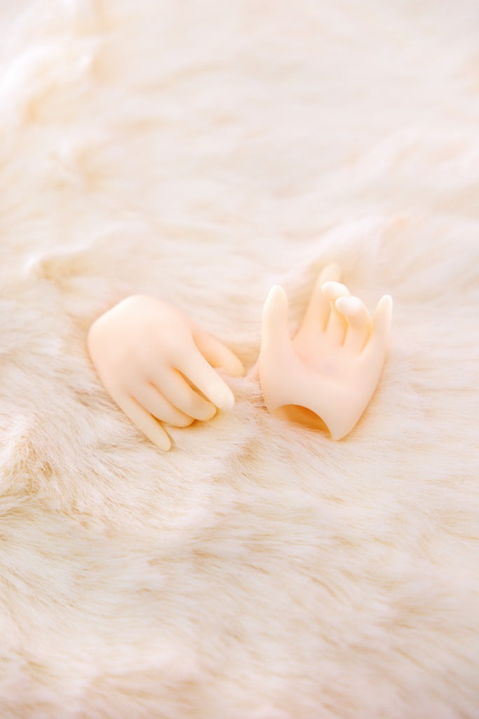 MDD Semi-White Hands - Holding Water Gun
